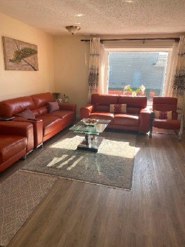 3 beds 1 bath main floor unit in detached house for rent. Image# 1