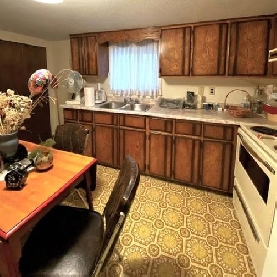 (NOV 1) Spacious bedroom in 2 bedroom suite near Nanaimo Station Image# 1