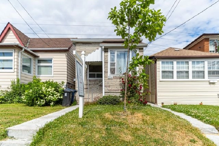 This cozy house is perfect for a single family, in City of Toronto,ON - Houses for Sale