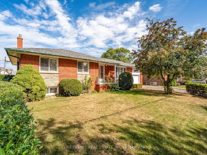 3 bedroom 1 bathroom detached home in downtown Mississauga in