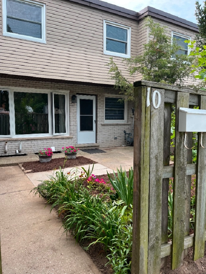 FULLY RENOVATED CAMBRIDGE TOWNHOUSE CONDO in Cambridge,ON Condos for Sale