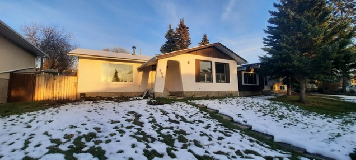 Queensland Must sell this week. in Calgary,AB - Houses for Sale