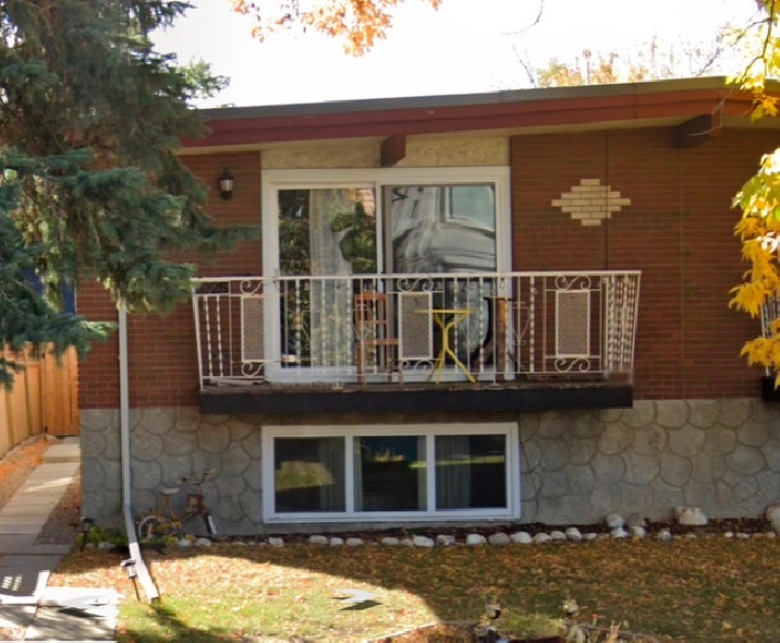 MAIN FLOOR IN HILLHURST $2300.00 UTILITIES INCLUDED! in Calgary,AB - Apartments & Condos for Rent