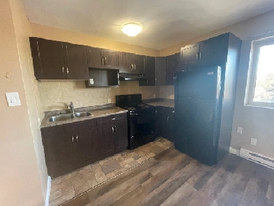 1 bed 1 bath third floor walk-up to sublet - Newberry Apartments Image# 1