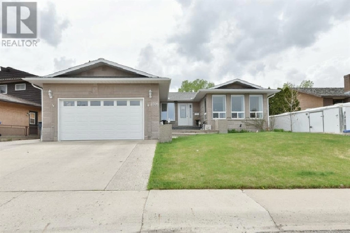 9th Fairway Action behind this Beautiful Connaught Home in Edmonton,AB - Houses for Sale