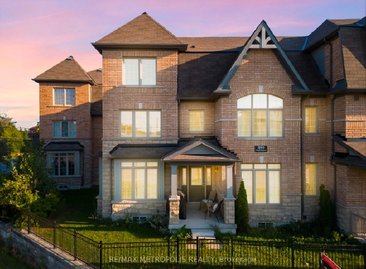 5 Bedroom Townhouse for Sale Pickering with 10% VTB in City of Toronto,ON - Houses for Sale