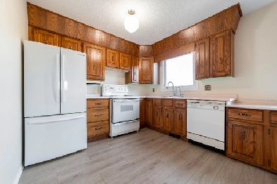 House for Sale - 242 McIntosh Street North Image# 1