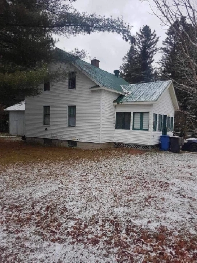 Maison à revenus avec garage, St Alexis des Monts Image# 1