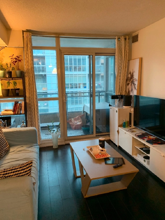 1 Bedroom Den with a door Parking lot Condo for Rent in Markham / York