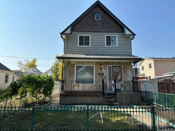 Close to HSC 2 Stry 5 Brs 2 Baths Dbl Gar ONLY $255,000! in Winnipeg,MB - Houses for Sale