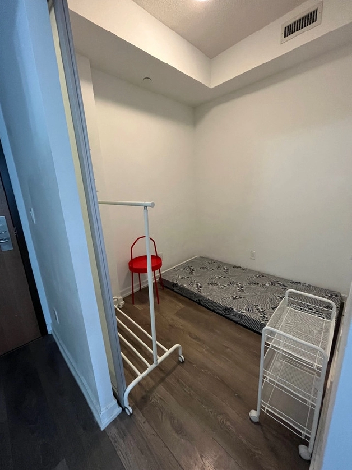 Don mills condo den $1200 with private bathroom in City of Toronto,ON - Room Rentals & Roommates