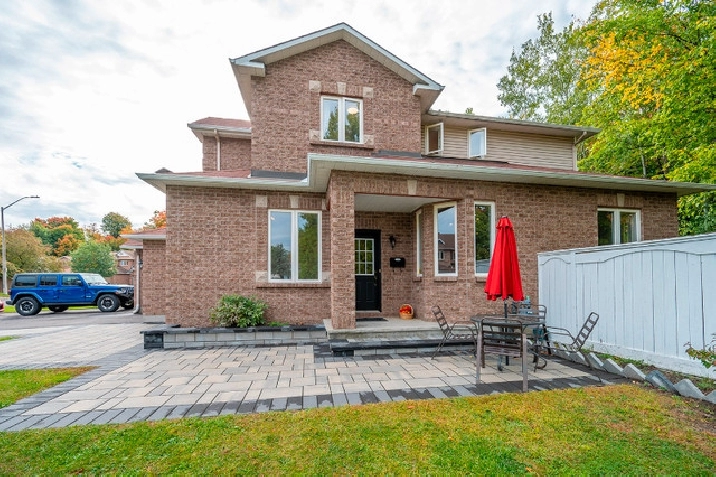 RARE FIND! BEAUTIFUL END UNIT TOWNHOUSE EXTRA LOT IN OTTAWA! in Ottawa,ON - Houses for Sale