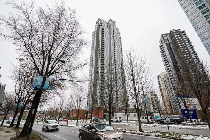 BRIGHT ONE BED & BATH HEART OF YALETOWN W/ WATER VIEWS in Vancouver,BC - Apartments & Condos for Rent