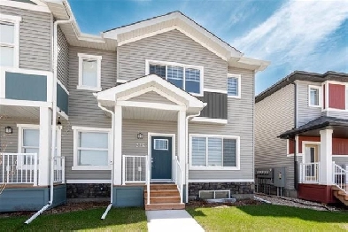 Beautiful 3 Bdrm 3.5 bath Townhome Loaded w/ Upgrades! Image# 1