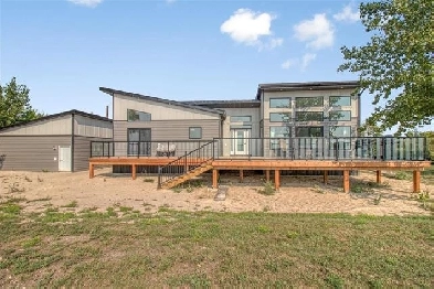 Stunning Custom-Built 3bdrm Beachfront Property in St. Laurent! Image# 1