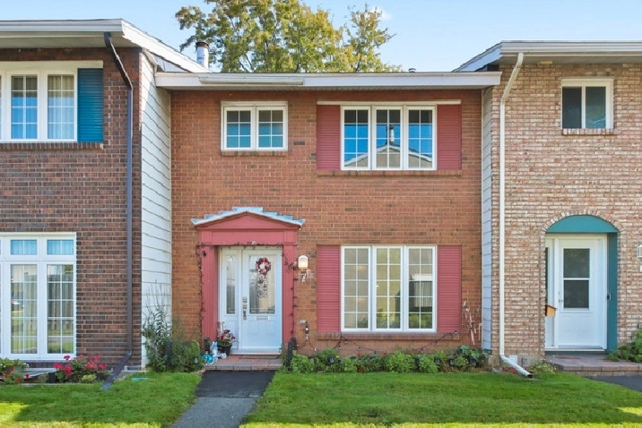 3 Bed 1.5 Bath Townhouse near Blair with Parking in Ottawa,ON - Apartments & Condos for Rent