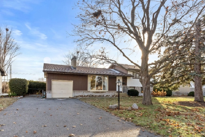 Private 4 Bed 2 Bath Home with No Rear Neighbors in Crestview! in Ottawa,ON - Houses for Sale