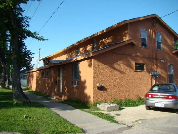 FOR RENT | LARGE 3 BEDROOM HOME |$1,495 / MONTH includes water in Winnipeg,MB - Apartments & Condos for Rent