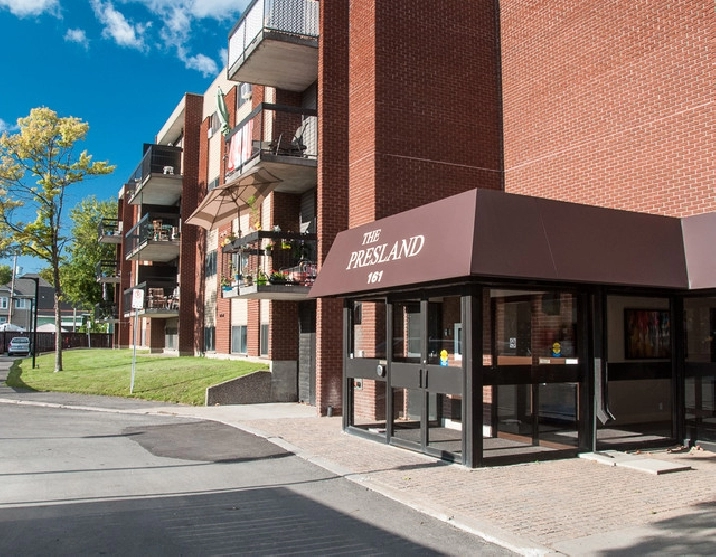 February, 2 Bedroom, 1 Bathroom - Minutes to Downtown in Ottawa,ON - Apartments & Condos for Rent