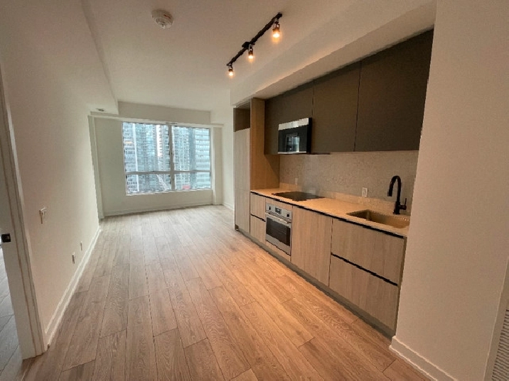 Available Now! 1 Bedroom Flex, 2 Bathroom Condo on Peter in City of Toronto,ON - Apartments & Condos for Rent