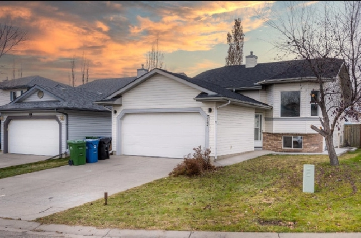 3 Bedroom 2 bathroom with attached garage for Rent in Calgary,AB - Apartments & Condos for Rent