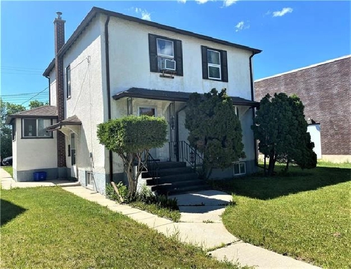 Spacious 4 Bedroom House For Rent On St Mary's Road RIVERVIEW in Winnipeg,MB - Apartments & Condos for Rent