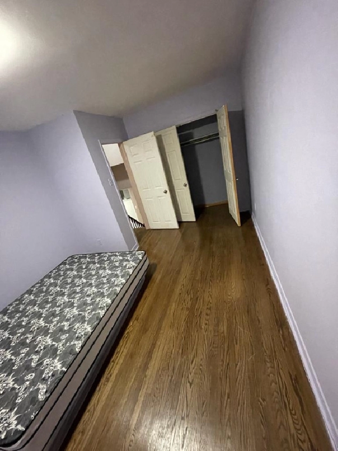 Room available immediately for rent in City of Toronto,ON - Room Rentals & Roommates
