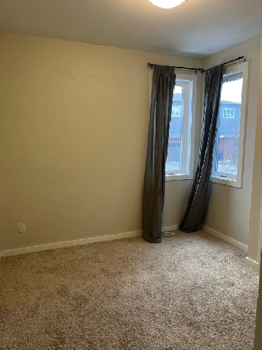 (Looking for a roommate) A sunny bedroom near U of M Image# 1