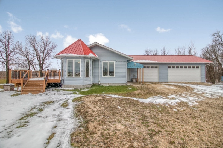 Charming Bungalow on 2.5 Acres! in Winnipeg,MB - Houses for Sale