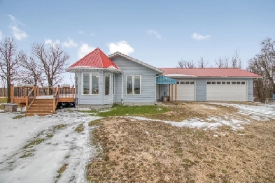 Charming Bungalow on 2.5 Acres! Image# 3