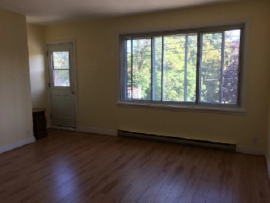 $1750/mois,grande 5 ½ haut duplex, 2 minute à pied à 51 autobus Image# 1