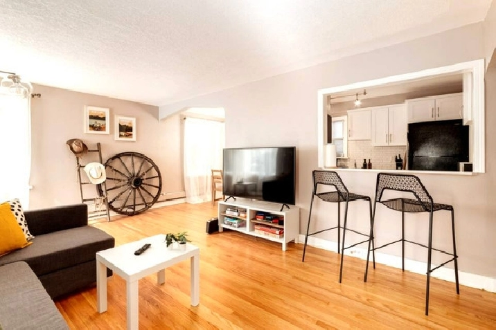 Gorgeous (2 Bed 1 Bath) FURNISHED Inner City Condo in Calgary,AB - Apartments & Condos for Rent