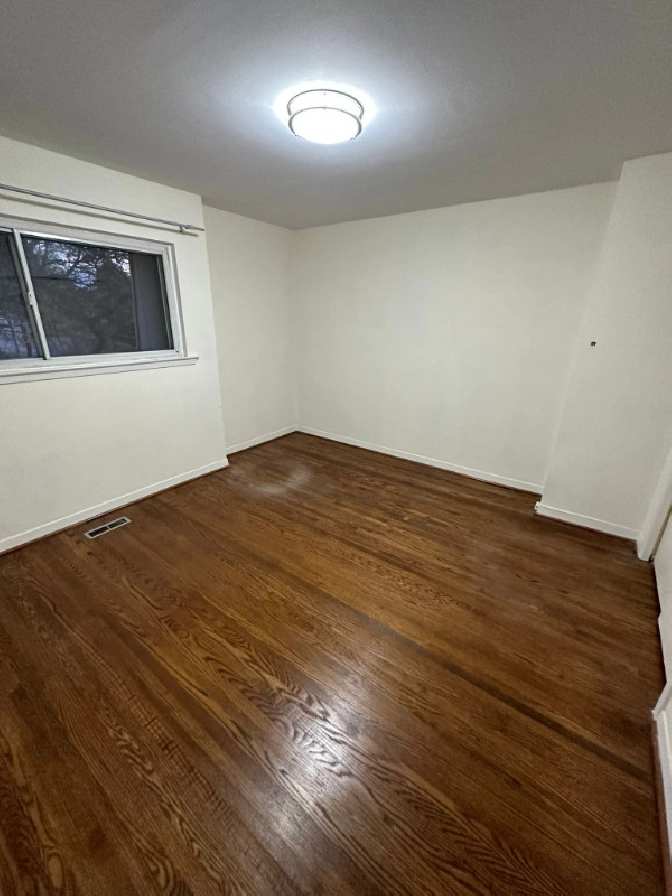 ROOMS FOR RENT AVAILABLE IMMEDIATELY DON MILLS AND SHEPPARD in City