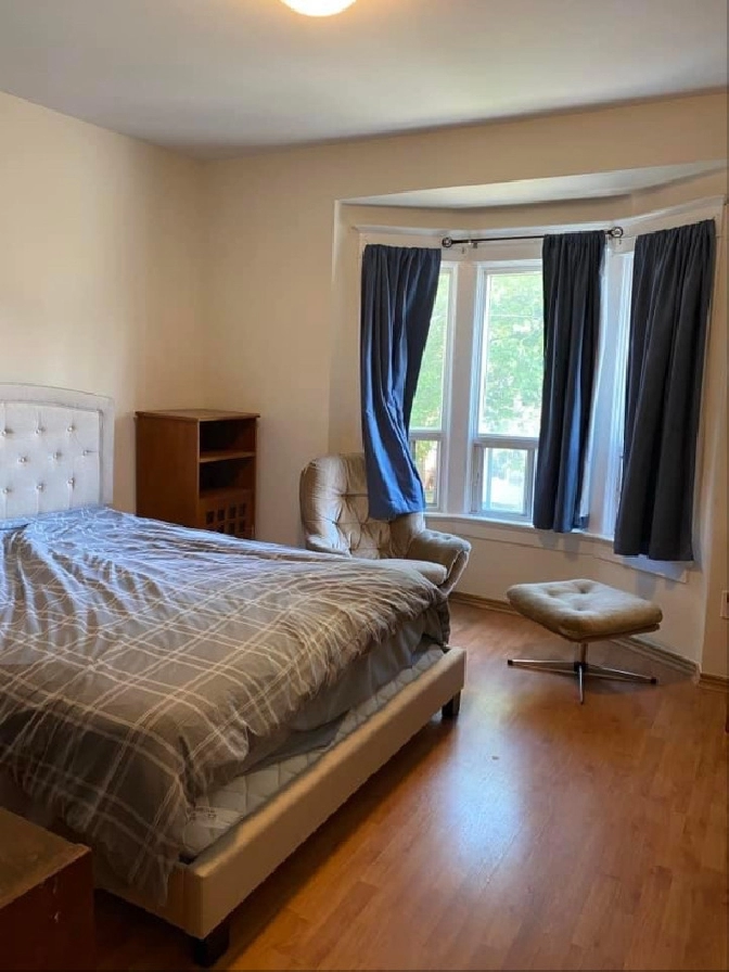 Master room is available Now ,single/couple in City of Toronto,ON - Room Rentals & Roommates