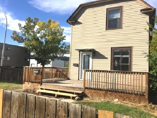 Pet Friendly, 3 Bedroom 2 Bath Main and Upper Level Sunalta in Calgary,AB - Apartments & Condos for Rent