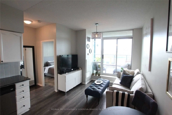 Lease 1 bed/1 bath condo 231 Fort York Blvd unit 817 List$2500 in City of Toronto,ON - Apartments & Condos for Rent