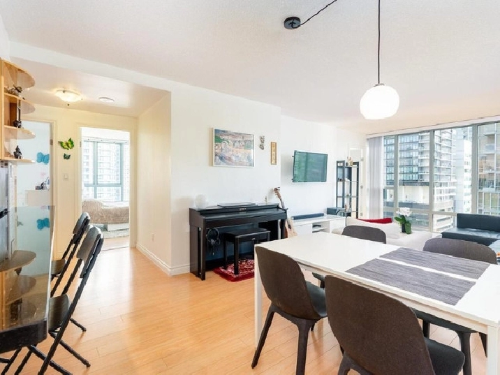 Prime Pad Alert: Your Sleek Sanctuary in Downtown (w/ washroom) in Vancouver,BC - Room Rentals & Roommates