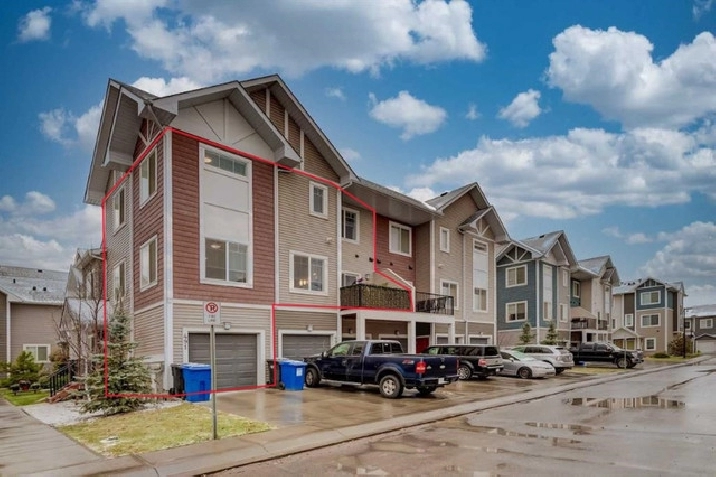 Air-Conditioned End Unit 3-bedroom Townhouse in Calgary,AB - Apartments & Condos for Rent