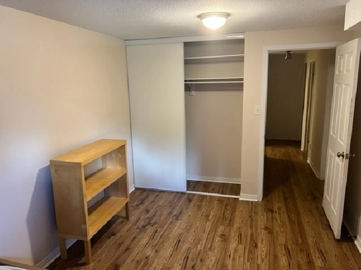 1 JAN - Female Mature Students - Furnished Room at Bank/Walkley in Ottawa,ON - Room Rentals & Roommates