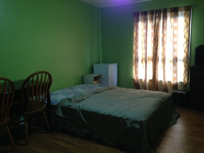 Furnished Private Room for a female-Upper floor close Colleges in City of Toronto,ON - Room Rentals & Roommates
