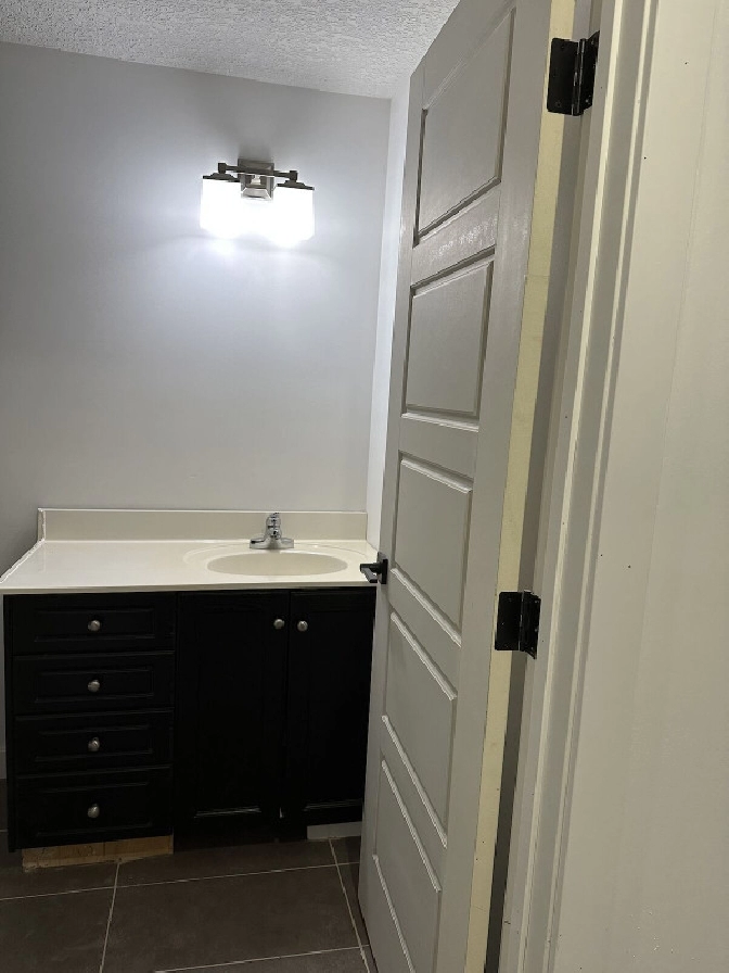 4 bedroom 2 bath in Calgary,AB - Apartments & Condos for Rent