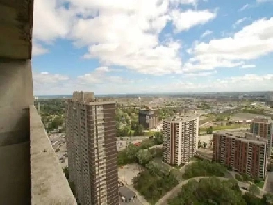 Spacious Room-Steps Away from Islington Subway Station-Filipinos