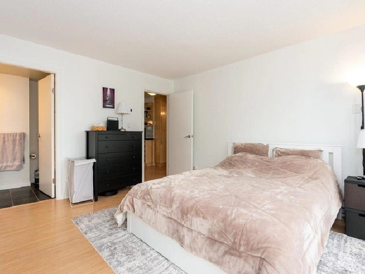 Private Suite w/ washroom in Downtown utilities | January in Vancouver,BC - Room Rentals & Roommates