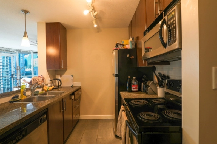 STUDENT FRIENDLY PRIVATE ROOM AVAILABLE MOVE IN | Downtown in Vancouver,BC - Room Rentals & Roommates
