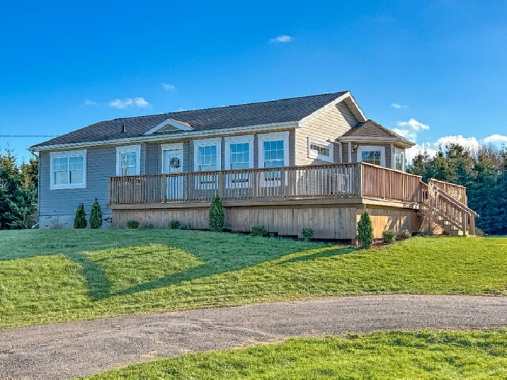 Year Round Living in Lakeside, PE! 4 Bedrooms 2 Bath in Charlottetown,PE - Houses for Sale