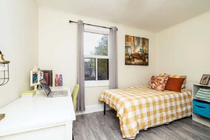 Bedroom available on monthly basis in beaches in City of Toronto,ON - Room Rentals & Roommates