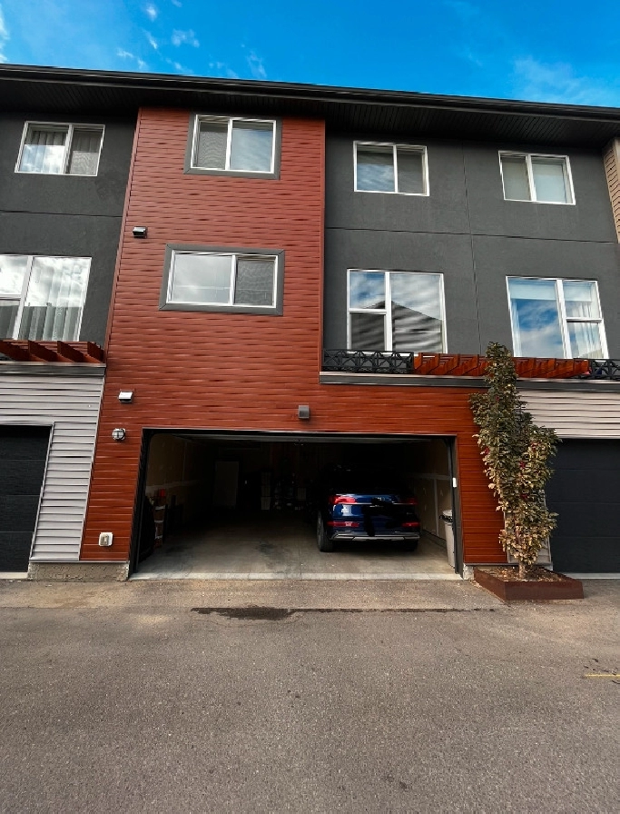 Rosenthal-Beautiful townhouse, Facing Park & Air Conditioning in Edmonton,AB - Apartments & Condos for Rent