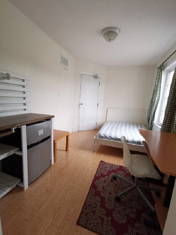 Rooms renting. Minutes Walking to subway station, York U campus. in City of Toronto,ON - Room Rentals & Roommates