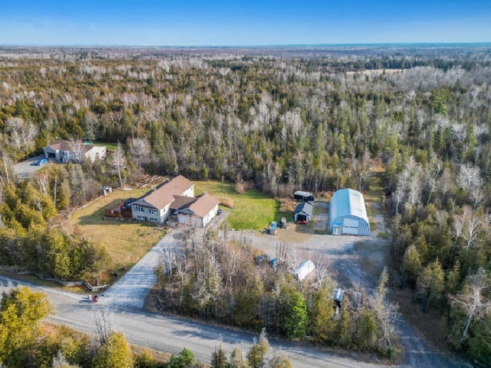 Beautiful custom raised ranch home sitting on 4.3 ac treed lot in Ottawa,ON - Houses for Sale