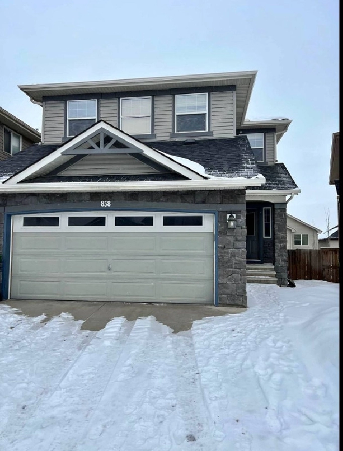 1- master suite bedroom available in a 3 bedroom house in Calgary,AB - Room Rentals & Roommates